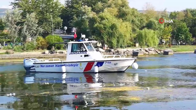 Deniz bisikleti ile gölde mahsur kalanların imdadına jandarma yetişti