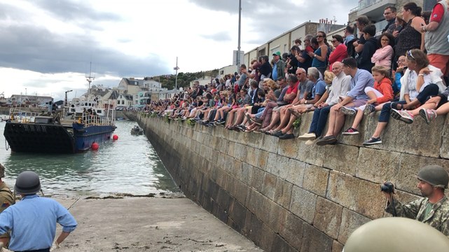 Les véhicules militaires ont débarqué dans le port