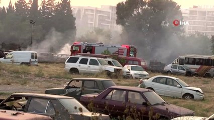 Yeddiemin deposunda çıkan yangında araçlar kül oldu