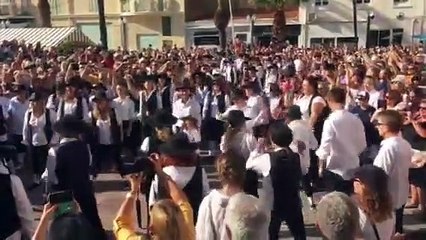 Plusieurs centaines de personnes dansent sur la musique de Rabbi Jacob à Saint-Raphaël