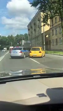 Un policier fait une erreur pendant une course poursuite !