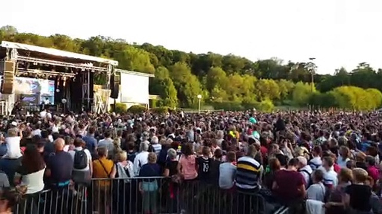 Le DJ chauffe le public avant le Magnum Vittel Live