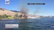 Un bateau à gros moteur éteint un incendie sur la terre ferme d'une façon incroyable