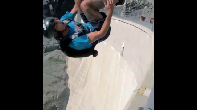 Il saute en base-jump du haut d'un barrage... Vertigineux