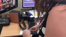 Elle découvre et capture un serpent à mains nues sur son bureau !