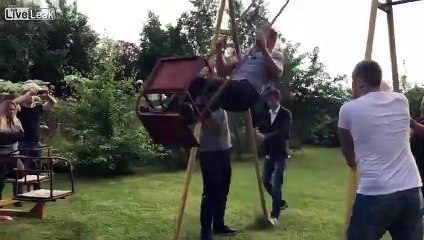 Il réussi à faire 3 loopings en balançoire... et termine la tête dans le mur