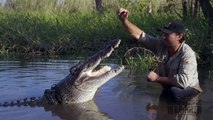 Il fait sortir de l'eau un énorme crocodile et joue avec...
