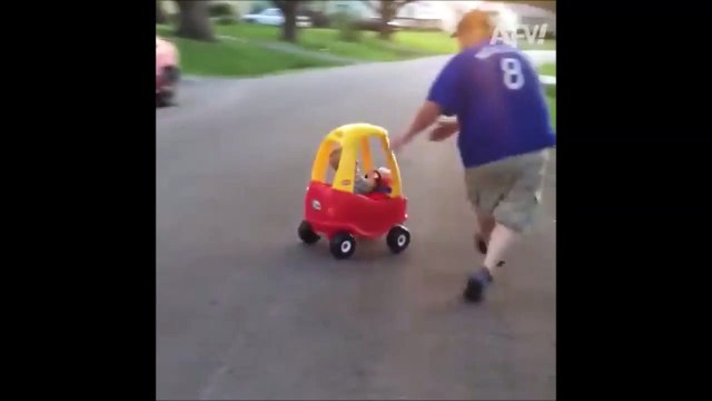 Ce papa pense rattraper son fils dans sa voiturette mais se rate completement...