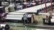 Cet ouvrier se fait aspirer dans les rouleaux géants d'une usine de papier en Chine !