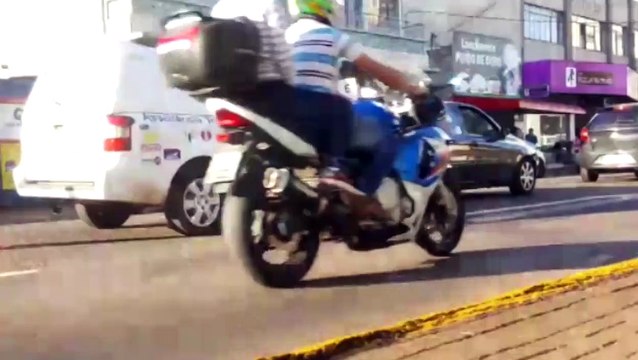 Colisão de trânsito envolve três carros e deixa uma pessoa ferida no Centro