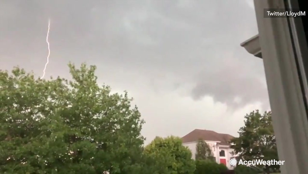 Lightning flashes in slow motion