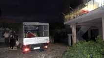ADANA'DA virajı alamayan kamyonet, evin bahçesine daldı