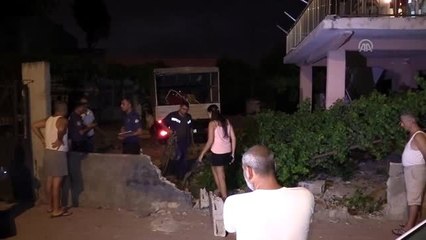 Kamyonet evin bahçe duvarına çarptı