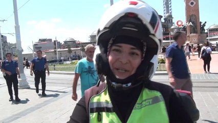 4 çocuk annesi motosikletli kurye görenleri hayrete düşürüyor