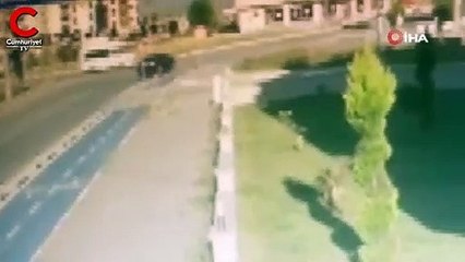 Otobüs kazası kameraya yansıdı