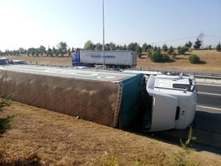 Selimpaşa TEM'de tır devrildi, yoğun trafik oluştu