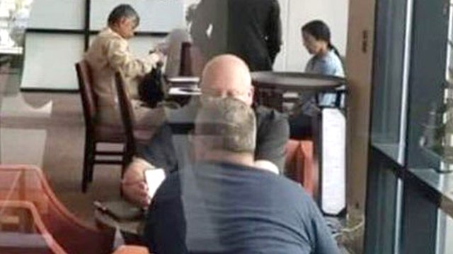 భార్యతోకలిసి కాఫీషాప్ లో చంద్రబాబు || Chandrababu Relax In Coffeeshop Along With Bhuvaneswari