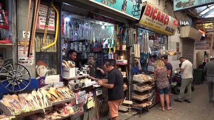 Bıçaklar kurbanlar için bileniyor