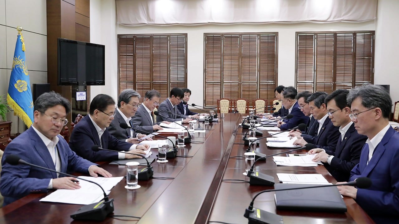 문 대통령, 긴급 장관 회의 소집..."모든 가능성 대비" / YTN