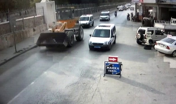 (Özel) Maaşını alamayınca hem kepçeyi hem polis memurunu kaçırdı