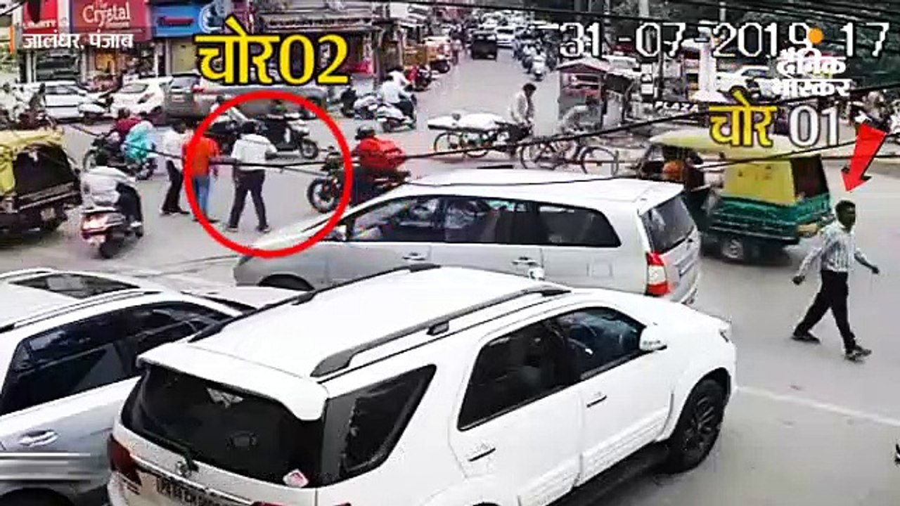 ज्वैलरी शॉप के बाहर पूर्व डीसीपी की गाड़ी से एक...