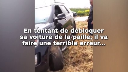En tentant de débloquer  sa voiture de la paille, il va  faire une terrible erreur...