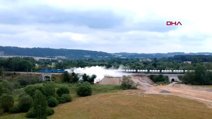Çekya'da kireç treninin raydan çıkıp devrildiği anlar kamerada