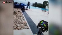 L'ex di Neymar guida con i tacchi e finisce con la Lamborghini in piscina | Notizie.it