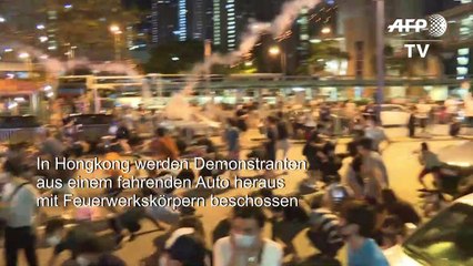 Demonstranten in Hongkong mit Feuerwerk beschossen
