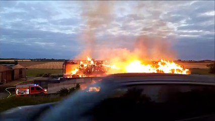 Violent incendie dans un entrepôt de paille d'une ferme