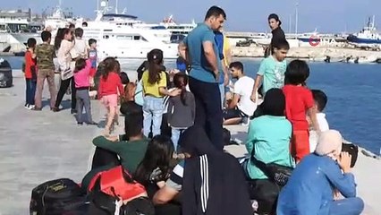 Ölüme yolculuktaki 5 şişme botta 180 göçmen yakalandı