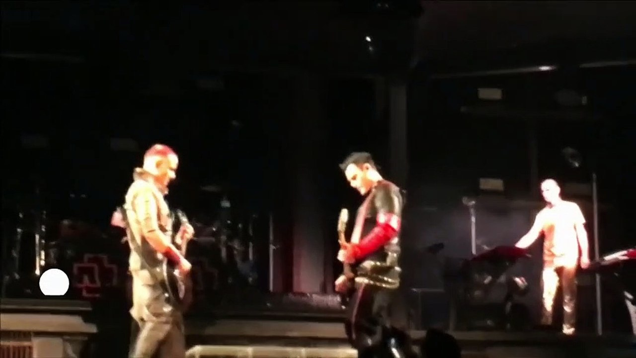 Russie : deux guitaristes du groupe Rammstein s'embrassent sur scène en soutien aux personnes LGBT