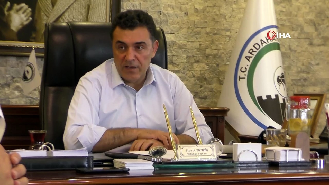 Sanatçı Başkan Demir, aldığı konser teklifini halkın onayına bırakarak anket çalışması başlattı
