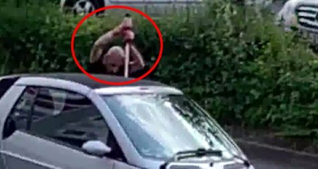 Bir şüphelinin, tartıştığı adamı kılıçla vahşice öldürdüğü anlar kamerada