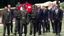Cumhurbaşkanı Erdoğan Anıtkabir Özel Defterini İmzaladı