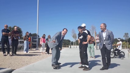 El alcalde de Vigo prueba una tabla de skate antes de la presentación de O Marisquiño
