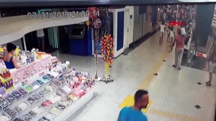İZMİR Kucağındaki bebeği sertçe yere koyup önce tekmeledi sonra öptü