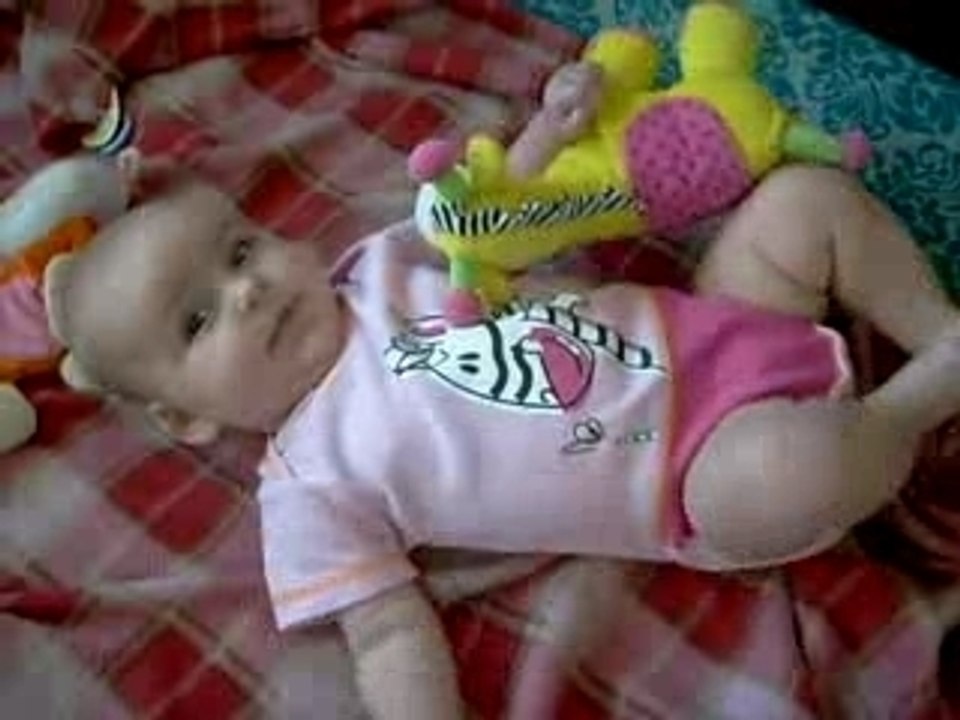 Yara speelt met Giraffe?zebra-ding