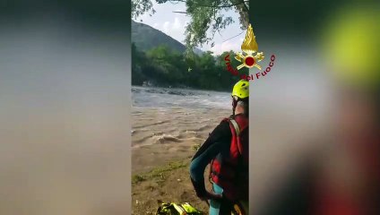 Tải video: Bergamo - Piena improvvisa del fiume Serio, bagnanti salvati dai Vigili del fuoco (01.08.19)