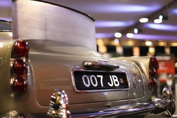 L’ Aston Martin de James Bond va être vendue aux enchères