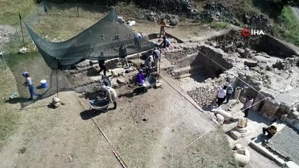 Antik çağın hac merkezindeki kazılarda 1800 yıllık sikke ve kemik tokalar ortaya çıktı.