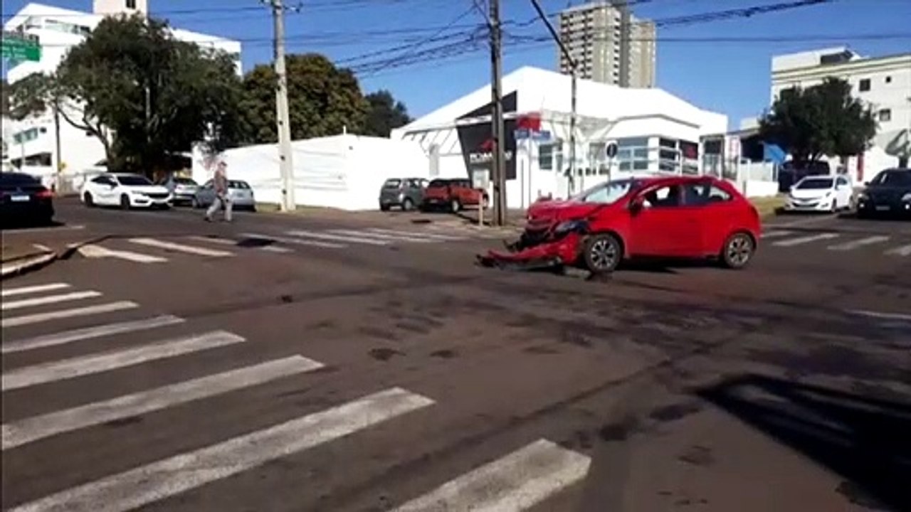 Veículos se envolvem em grave batida no Centro