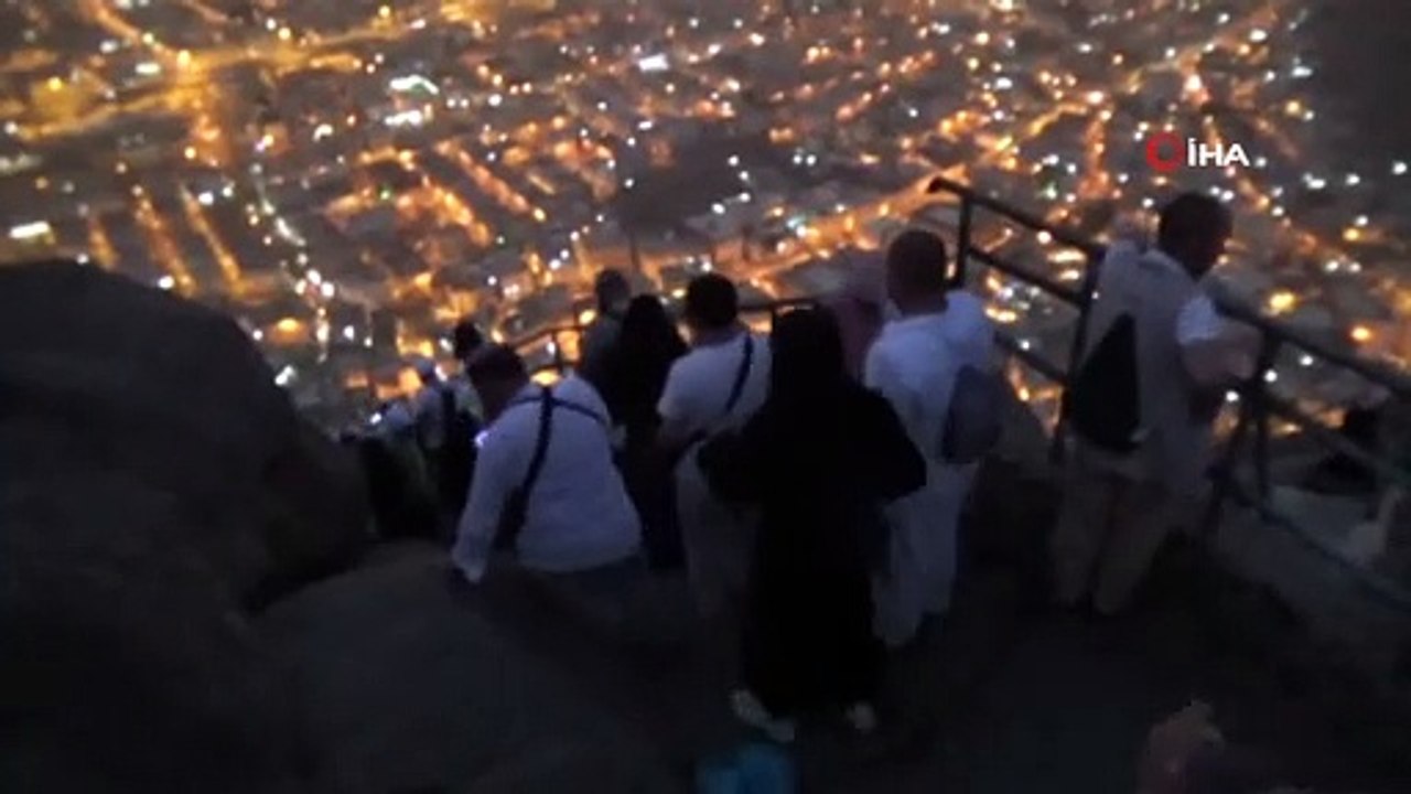 - Hacı adaylarının Hira Dağı’na zorlu tırmanışı- Hac farizasını yerine getirmek için Mekke’ye gelen hacı adayları, Peygamber Efendimize 'Oku' emrinin geldiği Hira Mağarasını görmek için 1 saatlik zorlu tırmanış ile bu kutlu mekana ulaş...