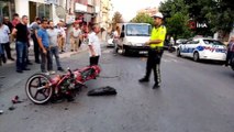 Önündeki aracı sollayan motosikletli karşısına çıkan otomobile çarptı