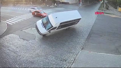 Polisten kaçan alkollü sürücü, çarptığı minibüsü devirdi