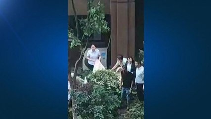 چین؛ نجات پسربچه آویزان از طبقه ششم ساختمان با پتو