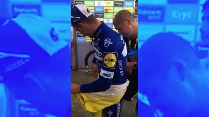 Le geste touchant de ce cycliste envers ce petit garçon émeut la toile