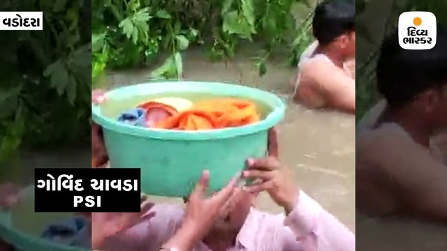 શ્રાવણ માસના પહેલા દિવસે કૃષ્ણ જન્મ જેવું દ્રશ્ય, દોઢ માસના બાળકને PSI ટોપલામાં લઈને નીકળ્યા