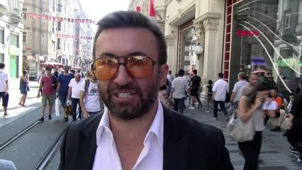 İSTİKLAL CADDESİ'NDE PARA SAÇTI, HERKES DÜŞEN PARALARI TOPLADI