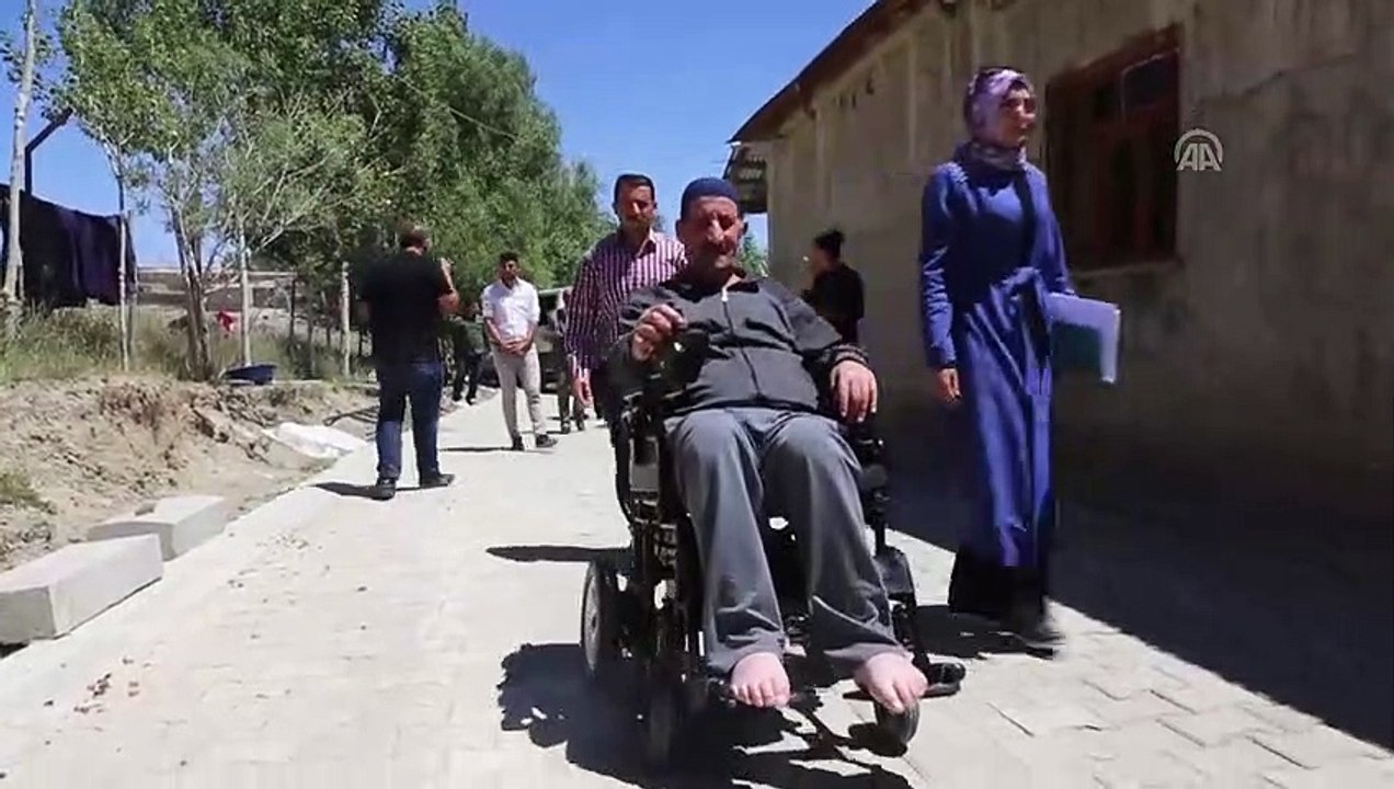 Engelli vatandaşa akülü tekerlekli sandalye hediye edildi - VAN